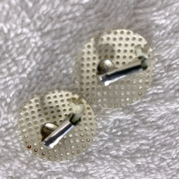 Vintage White Painted Metal Mesh Circles Clip On  Earrings - Picture 3 of 8